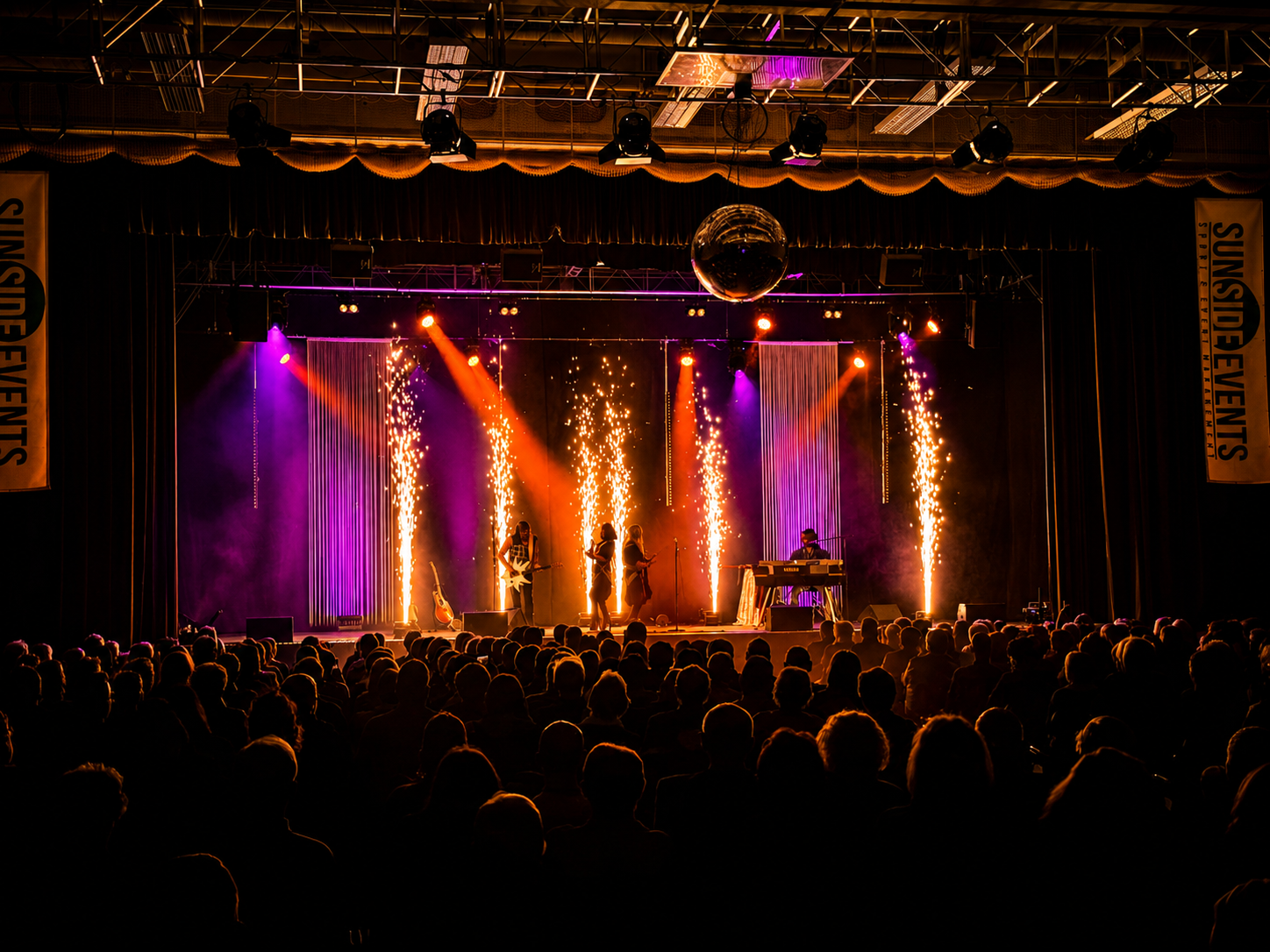 Pyroeffekte und Lichtshow bei einem Hallenkonzert