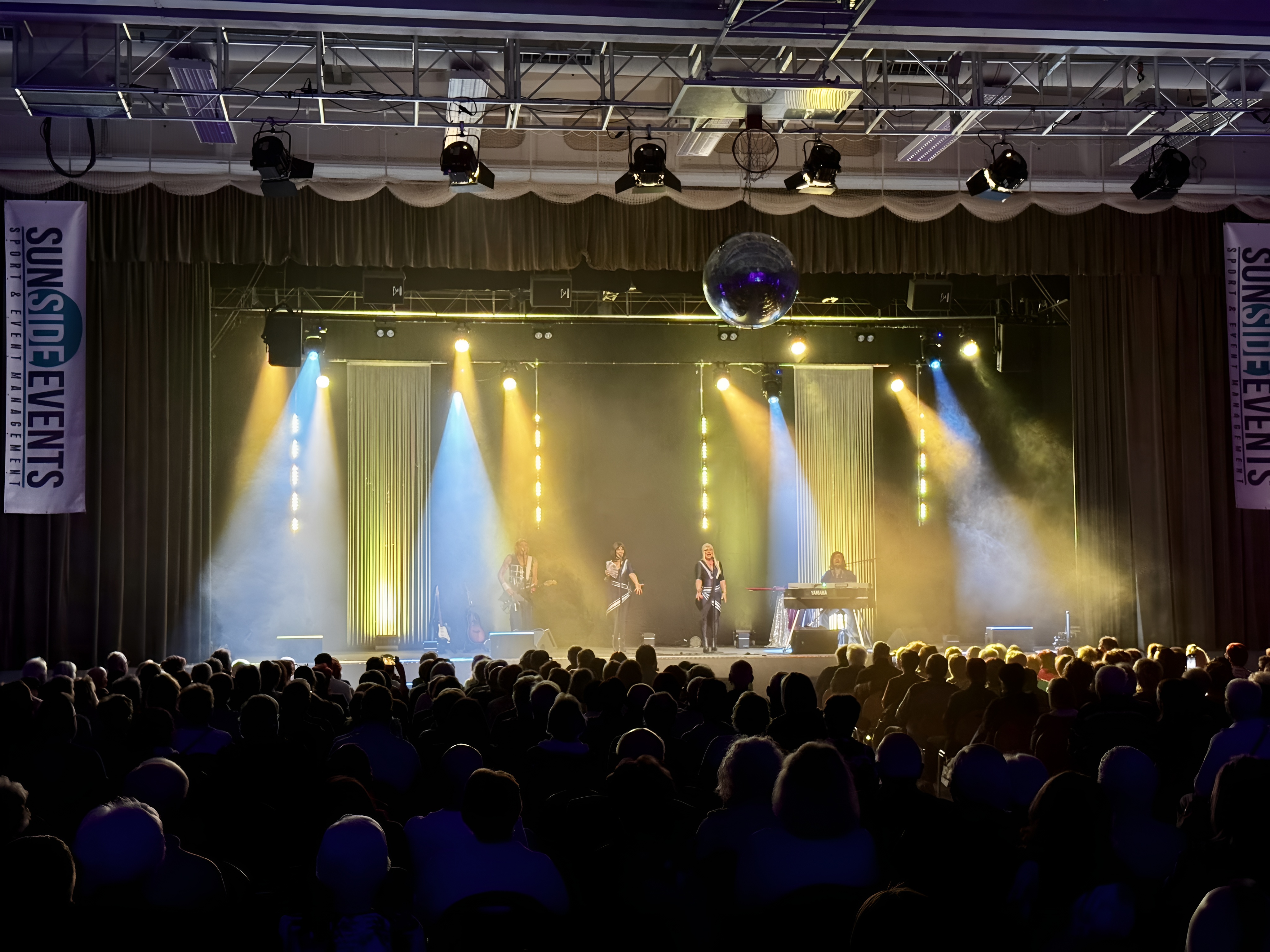 ABBA4You Bühnenshow mit Discokugel in der Muldentalhalle