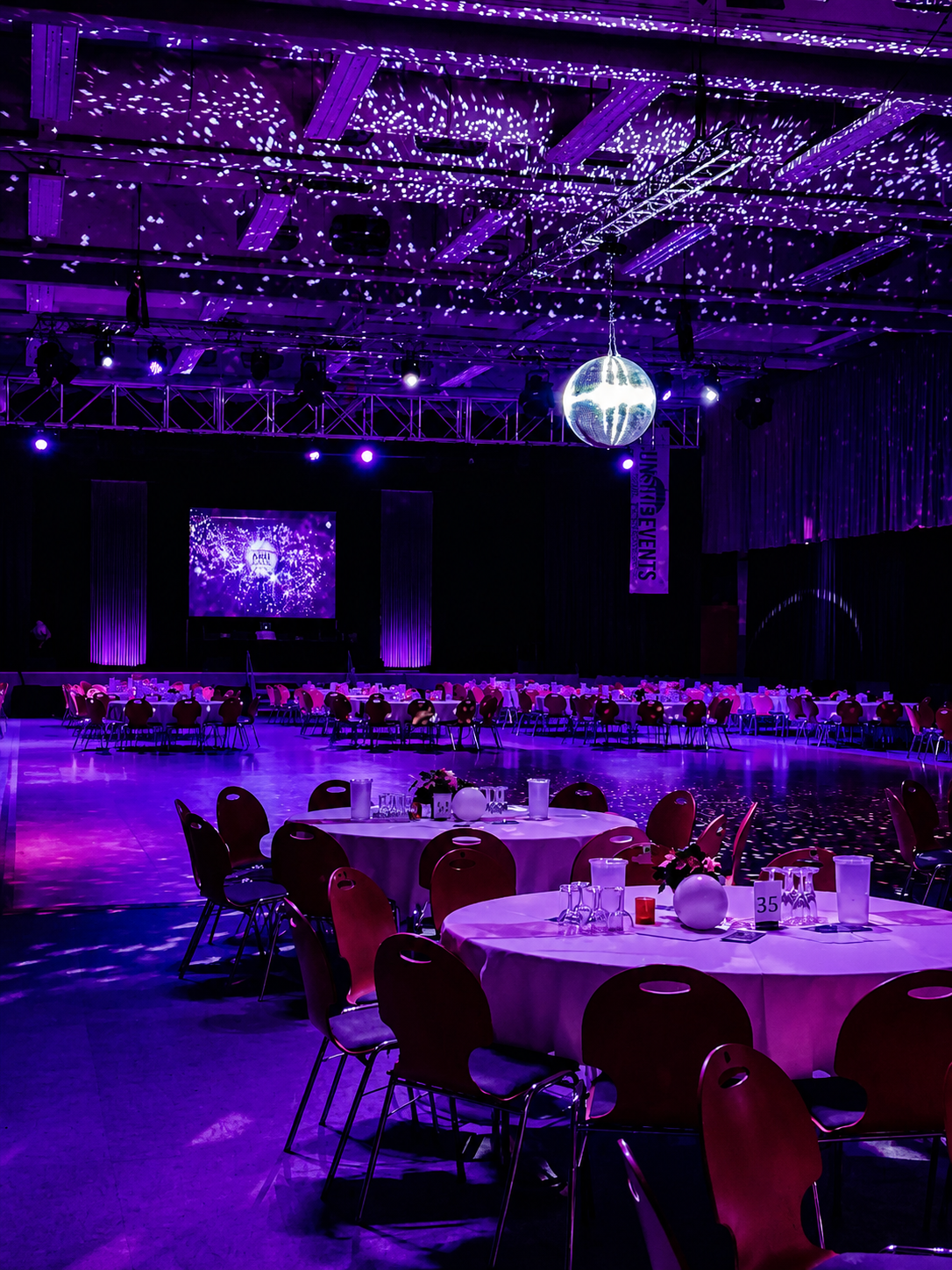 Festlich ausgeleuchtete Gala mit Discokugel
