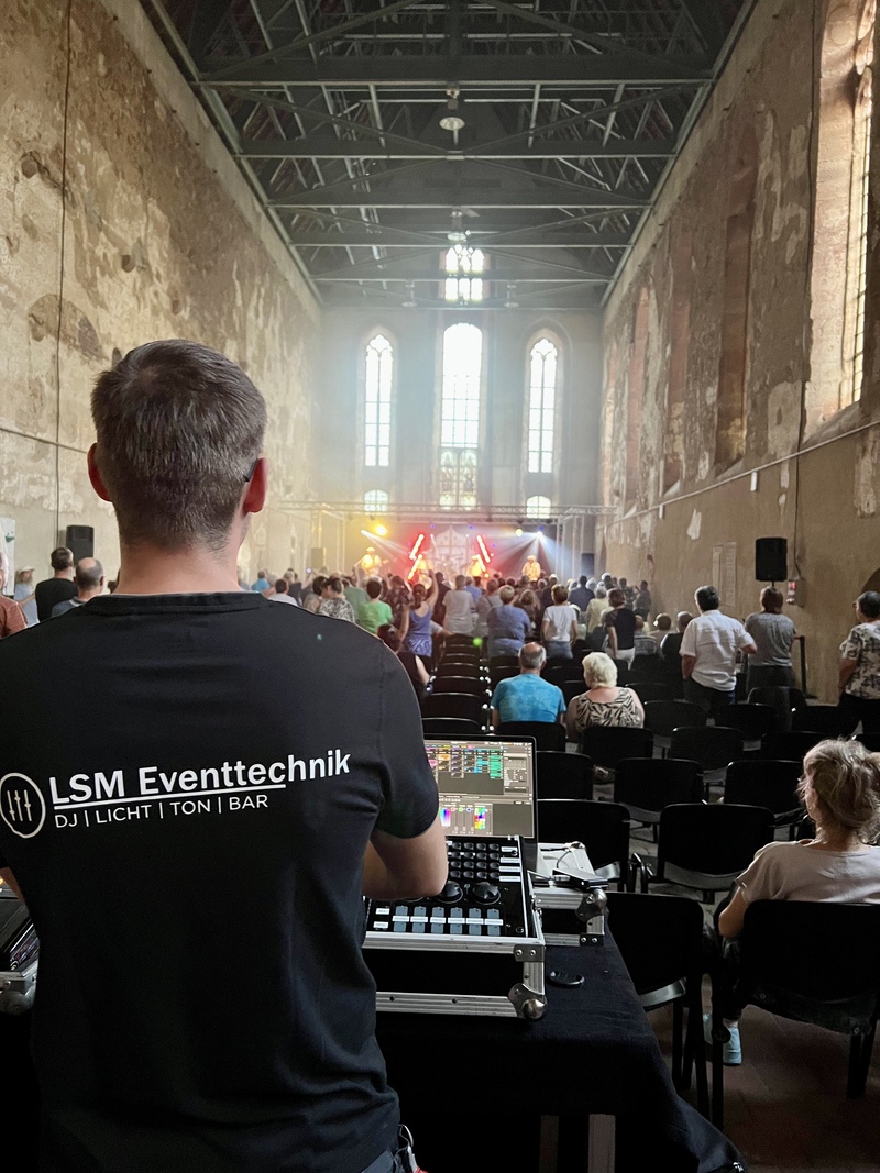 LSM-Eventtechnik-Team am Lichtpult während eines Konzerts