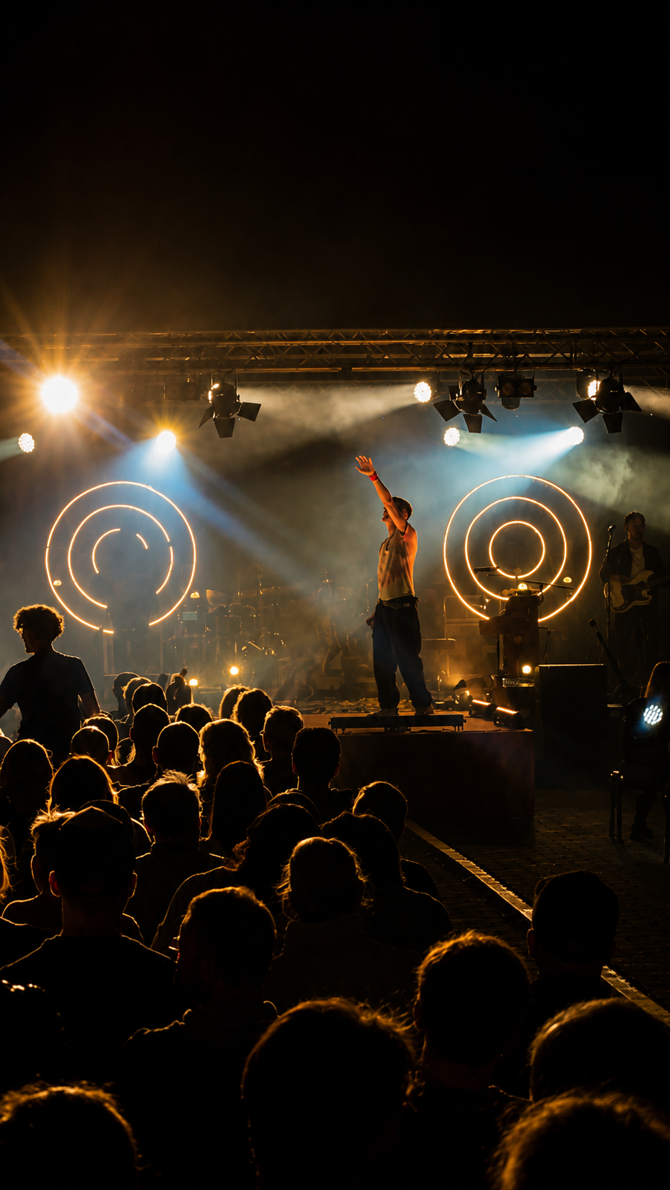 Sänger mit LED-Ring-Bühnendekoration bei einem Live-Auftritt