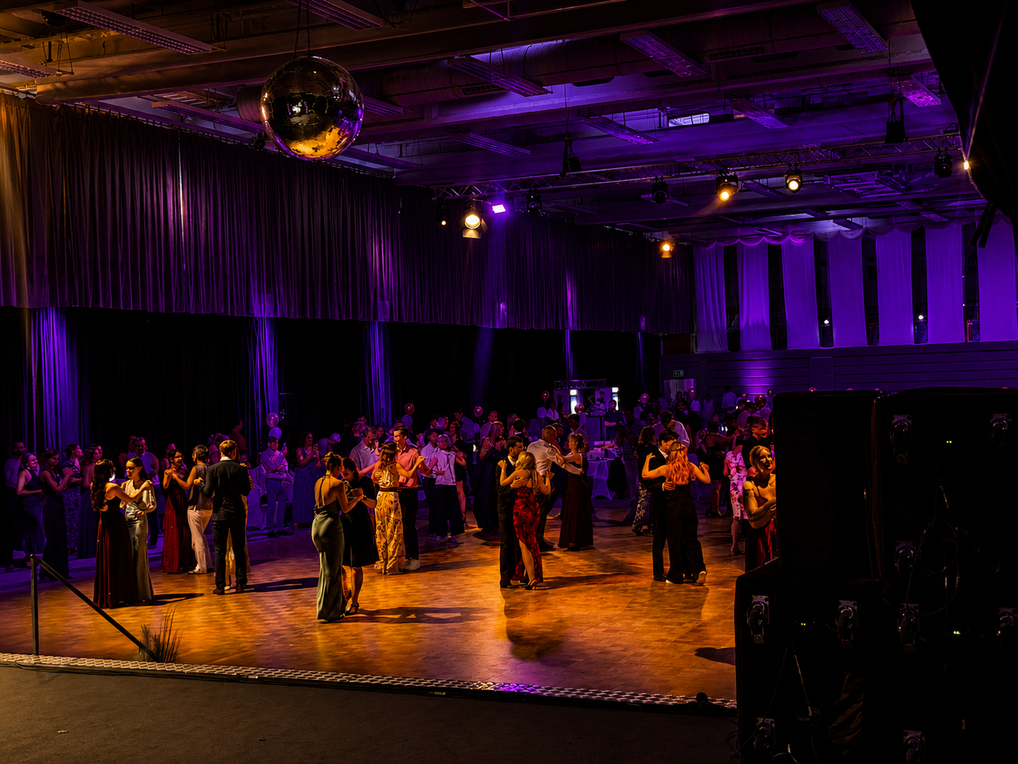 Komplettlösung aus Ton-, Licht- und Bühnentechnik bei einem Abschlussball