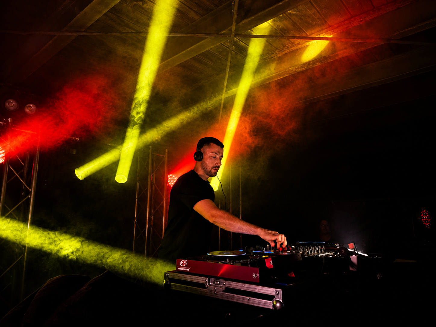 DJ-Pult im Einsatz bei einem Club-Event